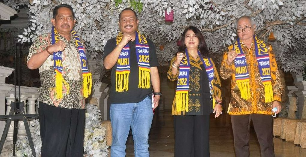 Ketua Umum KONI Jatim, M. Nabil (dua dari kiri) bersama Ketua KONI Surabaya (Hoslih Abdullah) dan manajer tim panahan Jatim, Lilies Handayani. (Foto: Istimewa)