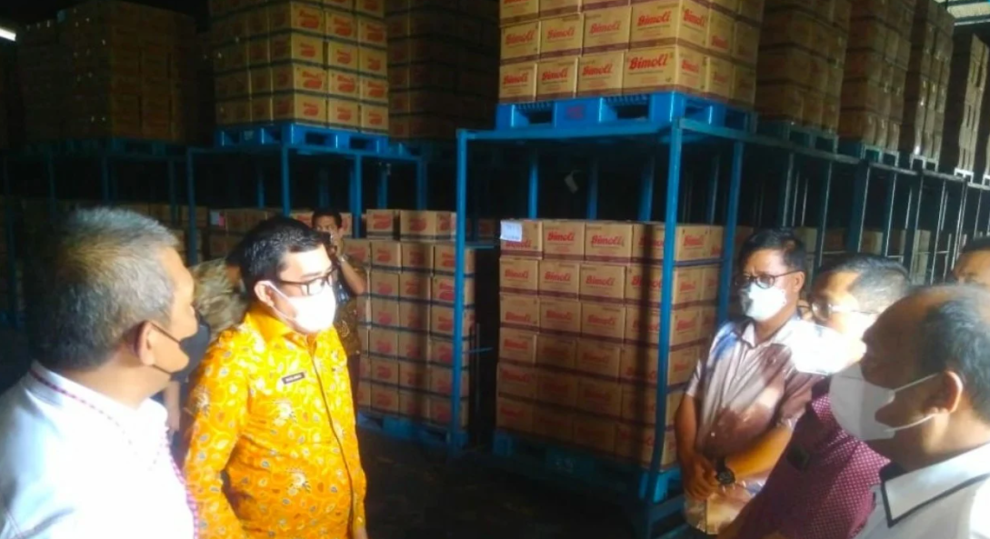 Satgas Pangan Sumut saat menyidak gudang berisi 1,1 kg minyak goreng kemasan premium di Kabupaten Deli Serdang, Sumatera Utara. (Foto: Dok. Pemprov Sumut)