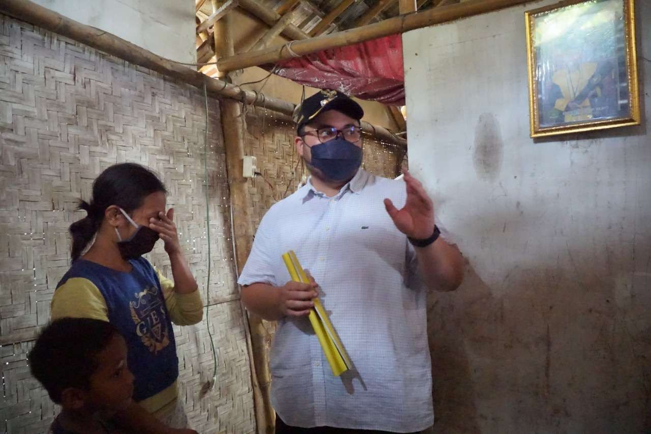 Bupati Kediri Hanindhito Himawan Pramono kunjungi rumah warganya yang nyaris ambruk. (Foto: Istimewa)