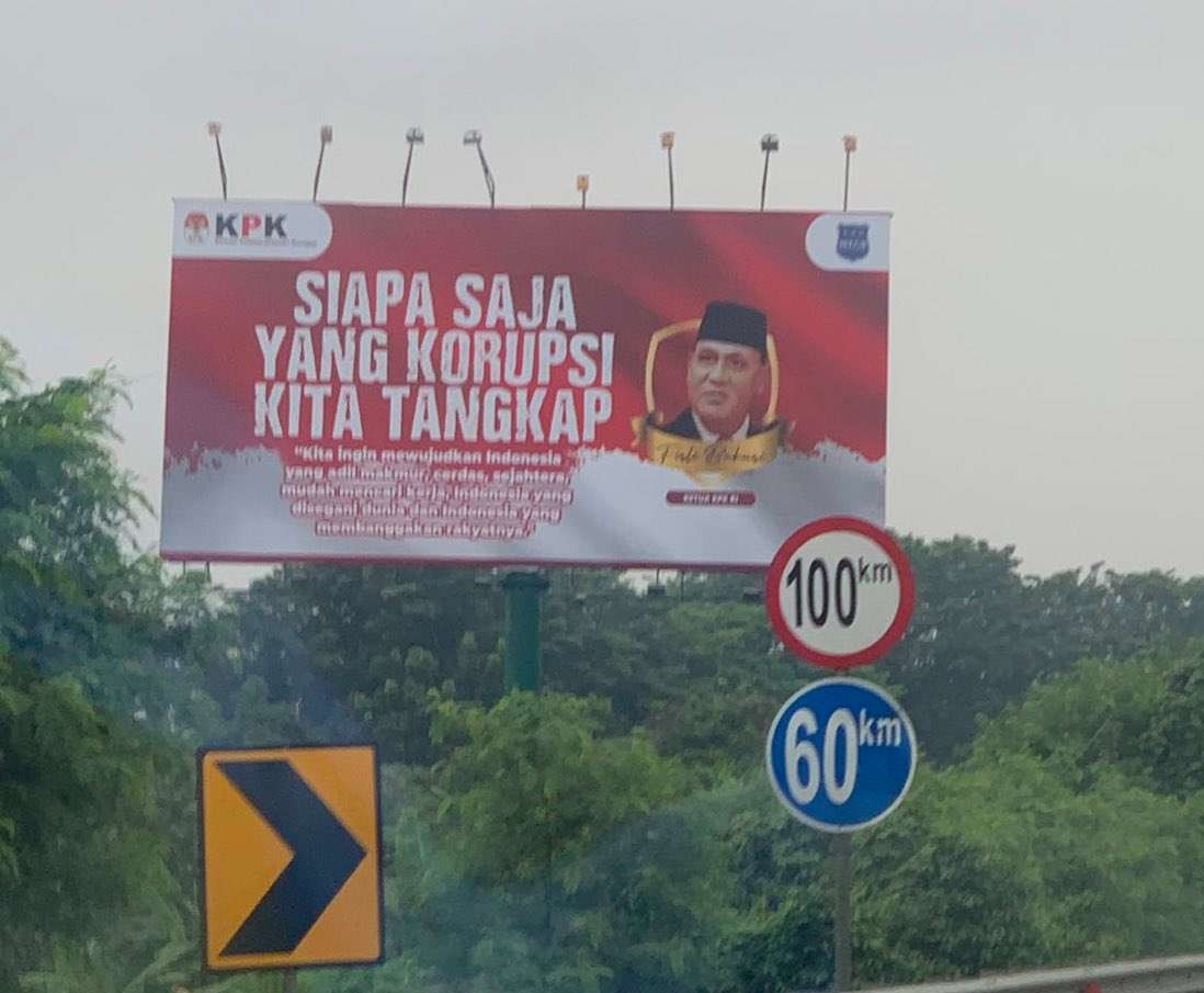 Baliho wajah Ketua Komisi Pemberantasan Korupsi (KPK), Firli Bahuri lengkap dengan logo KPK dan pesan antikorupsi. (Foto: Twitter)