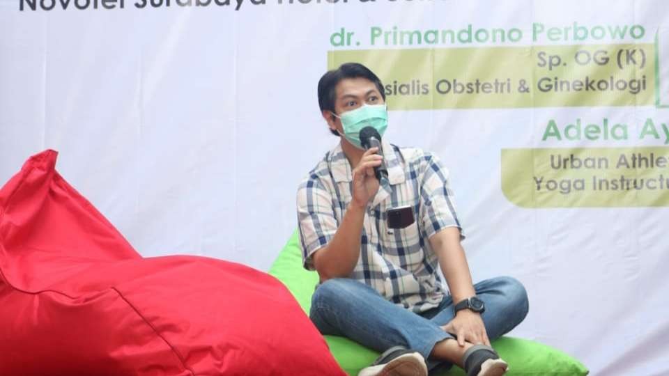 Dokter Primandono Perbowo, Sp.OG (K) saat menjelaskan hubungan stres dengan kesehatan dan kanker. (Foto: Dok. AHCC)