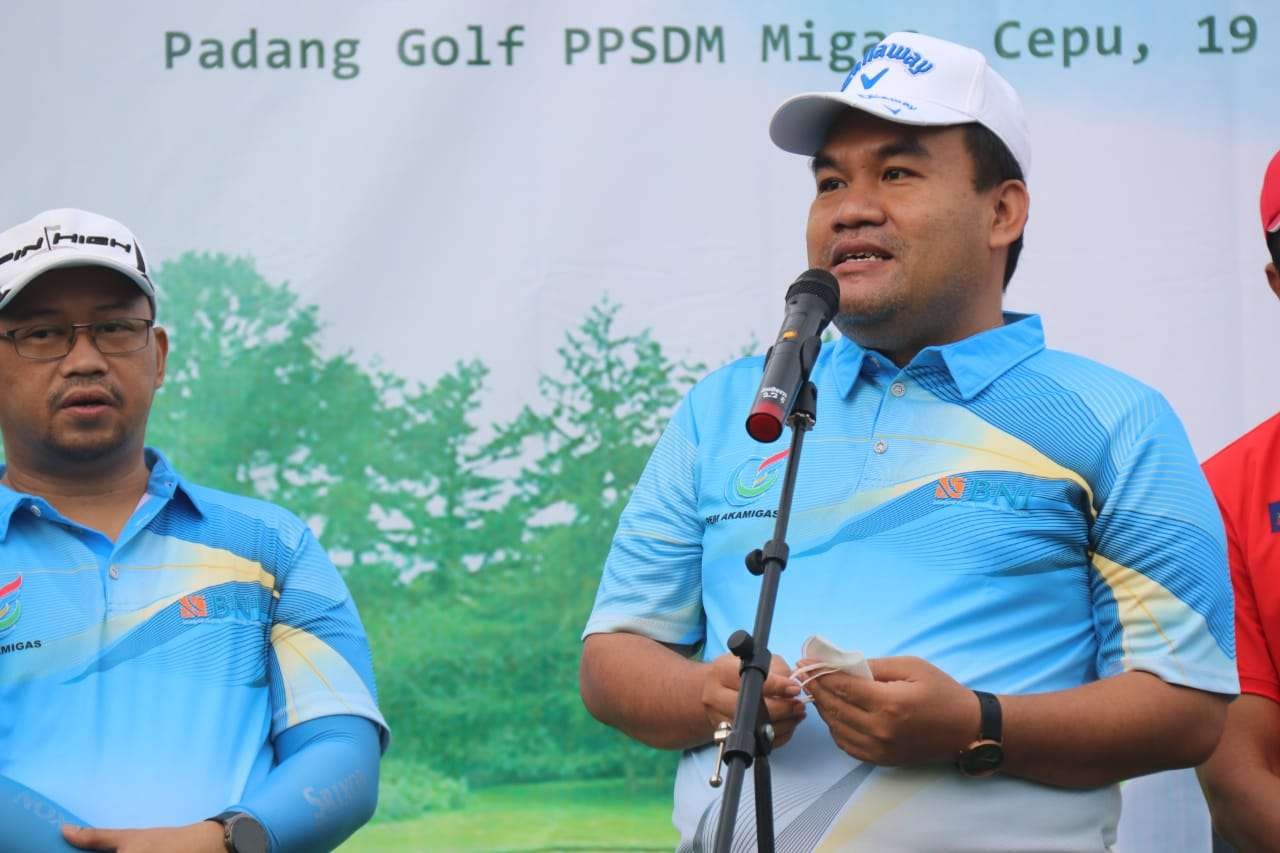 Bupati Blora Arief Rohman saat pembukaan turnamen golf dalam rangka Dies Natalis ke-56 Politeknik Energi dan Mineral (PEM) Akamigas. (Foto: Ahmad Sampurno/Ngopibareng.id)