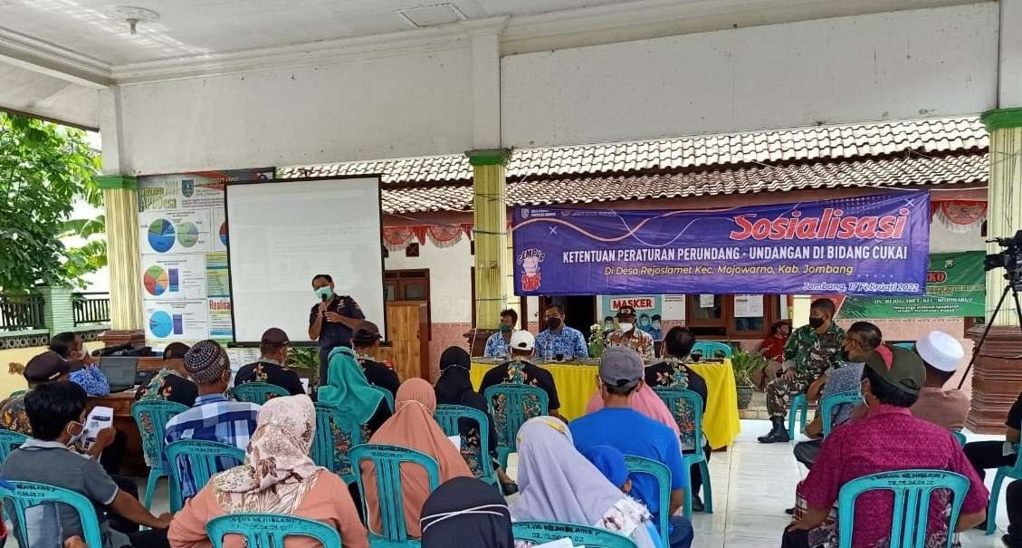 Dinas Komunikasi dan Informatika Kabupaten Jombang bekerjasama dengan Kantor Bea Cukai Kediri, Kamis 17 Februari 2022 menggelar Sosialisasi Peraturan Perundang-undangan Bidang Cukai di Desa Rejoslamet, Kecamatan Mojowarno. (Foto: Istimewa)