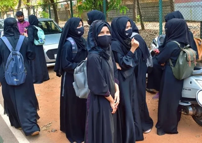 Para mahasiswi di India memilih pulang ketika Kampus tempat mereka belajar amenerapkan larang jilbab bagi Muslimah. (Foto: reuters)