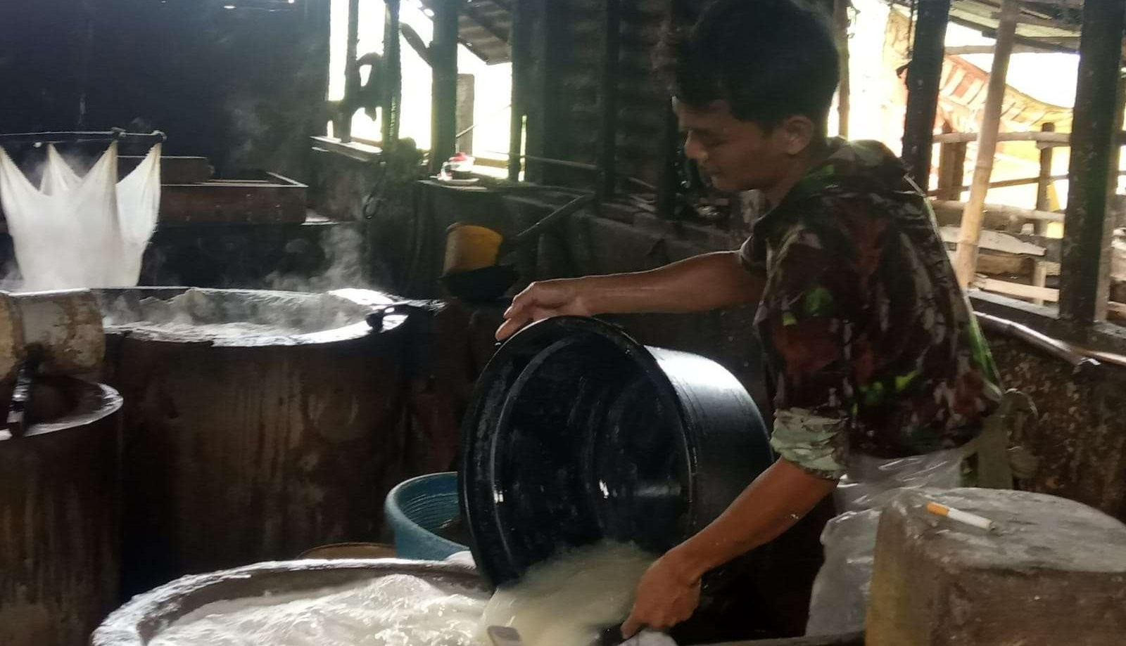 Arif, perajin tahu asal Kelurahan Ledok Kulon, Kecamatan Kota, Bojonegoro, di tempat kerjanya, Sabtu 19 Februari 2022.(Foto: Sujatmiko/Ngopibareng.id)