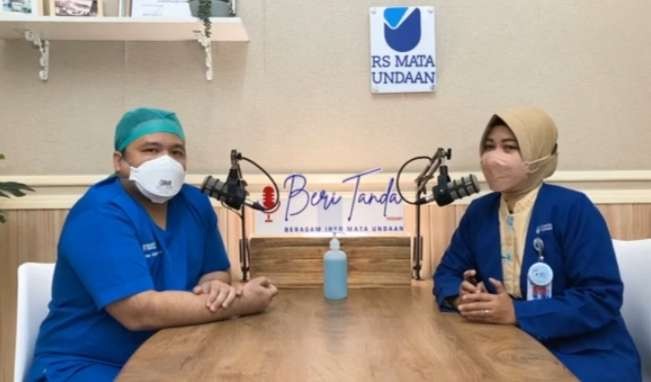 Dokter Nur Alim Basyur Hutasuhut, SpM dari RS Mata Undaan Surabaya dalam podcast Beri Tanda RS Mata Undaan. (Foto: Tangkapan Layar)