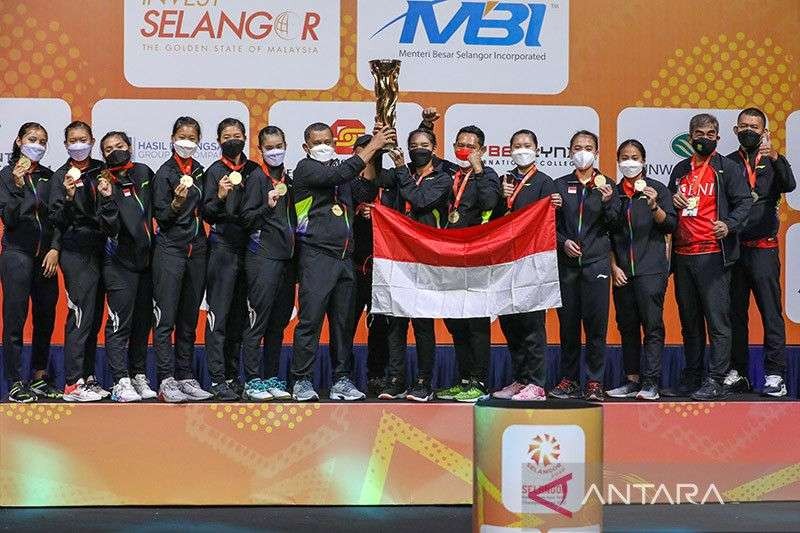 Tim putri bulu tangkis Indonesia naik di podium pertama di BATC 2022 di Selangor, Malaysia. (Foto: Antara)