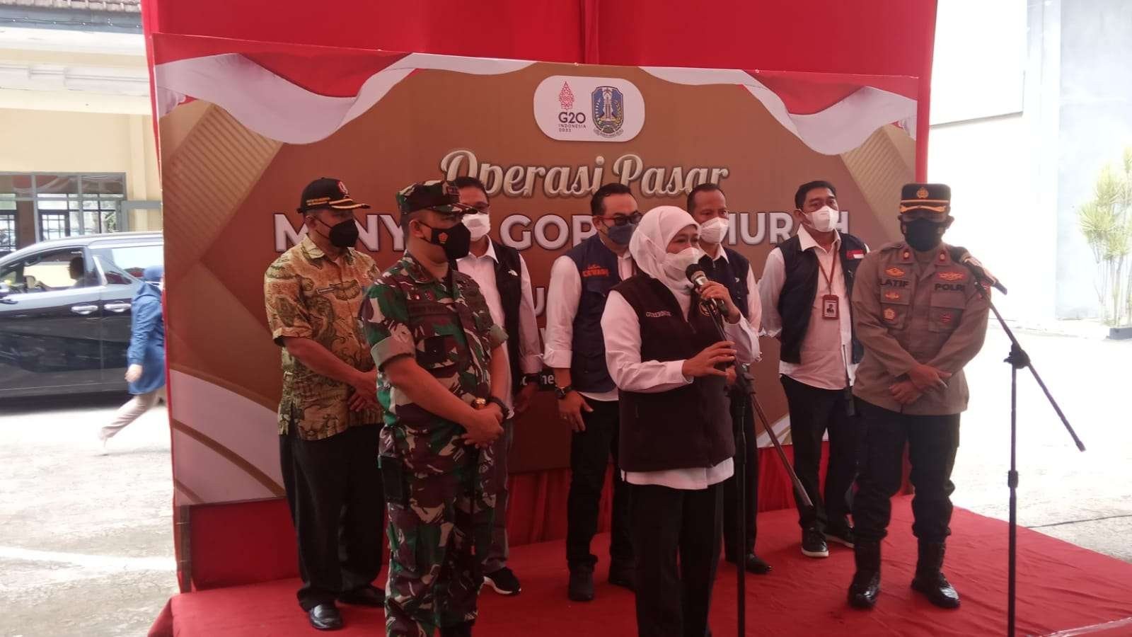 Gubernur Jawa Timur Khofifah Indar Parawansa, menggelar jumpa pers usai mengikuti operasi pasar goreng di Kantor Bakorwil Bojonegoro, Minggu 20-Febriari-2022.(Foto: Sujatmiko/Ngopibareng.id)