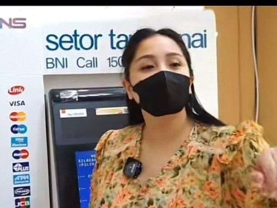 Nagita Slavina mencoba mesin ATM BNI di kantor RANS Entertainment, yang bersebelahan dengan rumah pribadinya. (Foto: YouTube RANS Entertainment)