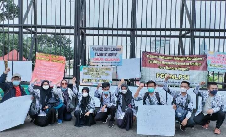 Ilustrasi sejumlah guru honorer berunjuk rasa memperjuangkan nasib di depan gedung DPR RI Senayan Jakarta (foto: Istimewa)