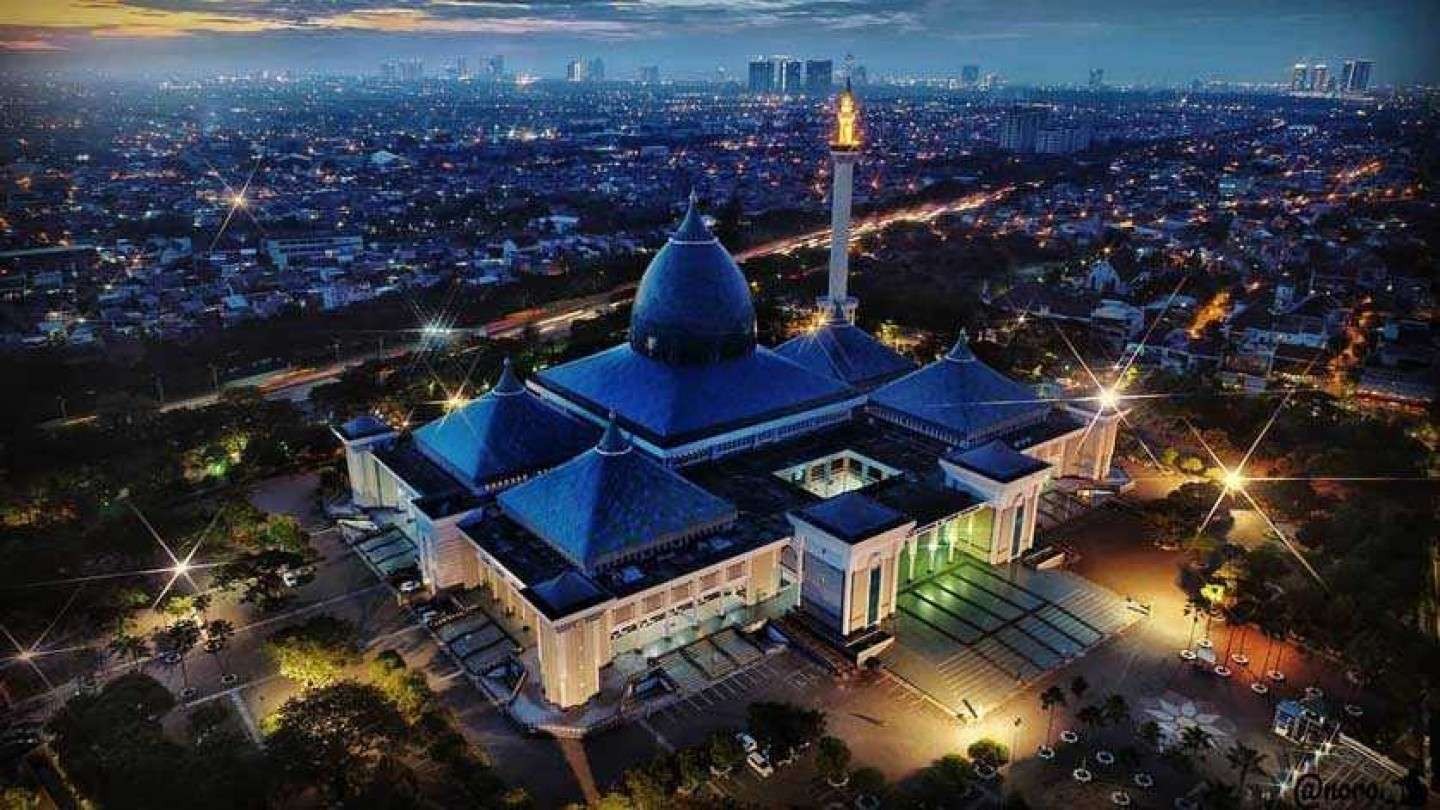 Masjid Nasional Al Akbar di Surabaya, pada waktu malam. (Foto: Istimewa)
