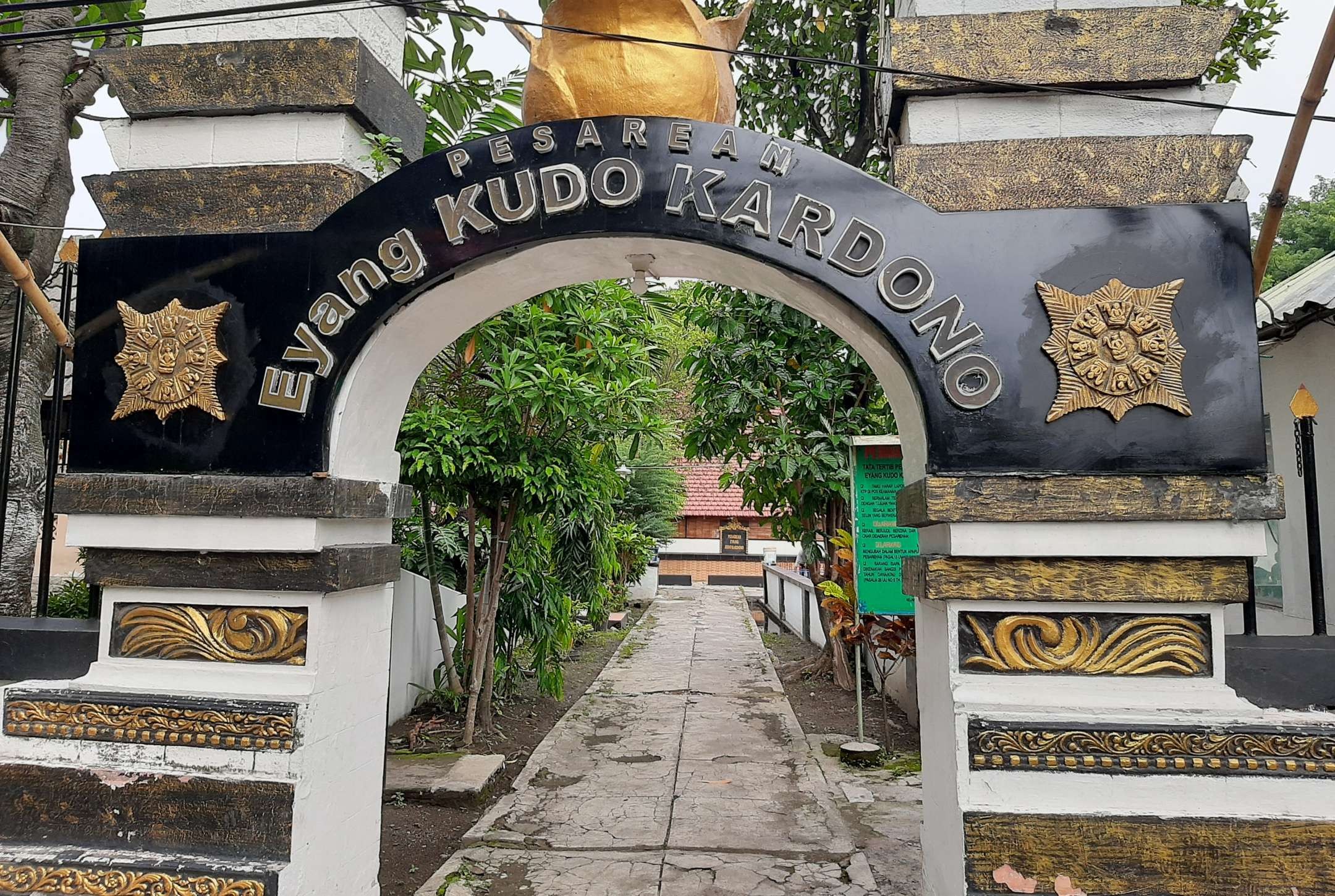 Pesarean Eyang Kudo Kardono yang terletak di Jalan Cempaka, Tegalsari, Surabaya. (Foto: Pita Sari/Ngopibareng.id)