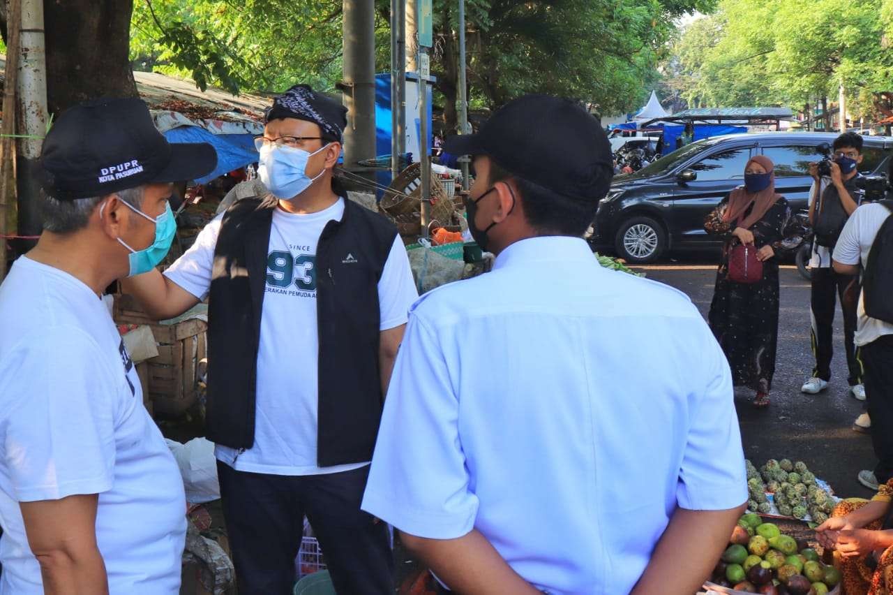 Wali Kota Pasuruan Saifullah Yusuf (Gus Ipul) saat memimpin resik-resik Kota Pasuruan di sejumlah titik, Minggu 20 Februari 2022. Kegiatan ini merupakan bagian Hari Peduli Sampah. (Foto: Istimewa)