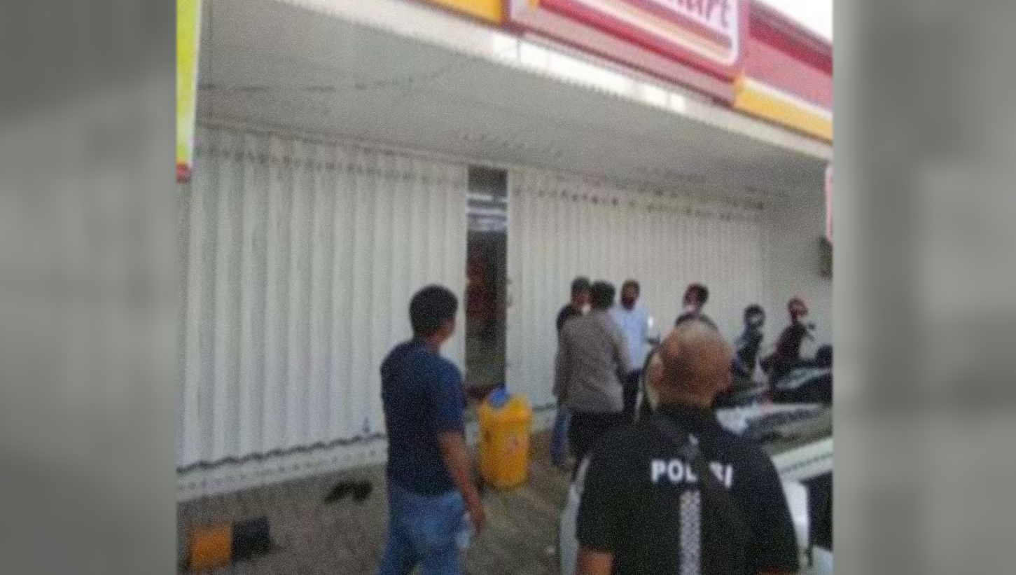 Polisi melakukan olah TKP di Alfamart Kecamatan Dawarblandong.(Foto Dok Humas Polres Mojokerto Kota)