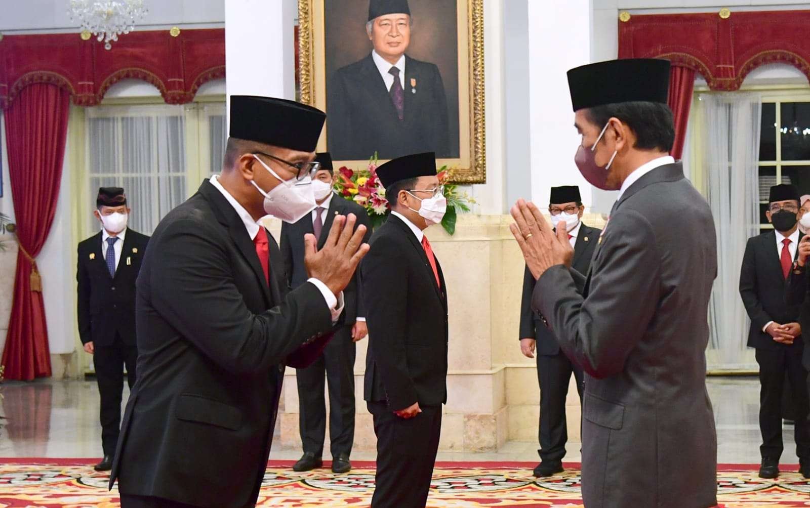Presiden memberi ucapan selamat dua pejabat yang baru dilantik. (Foto: Setpres)