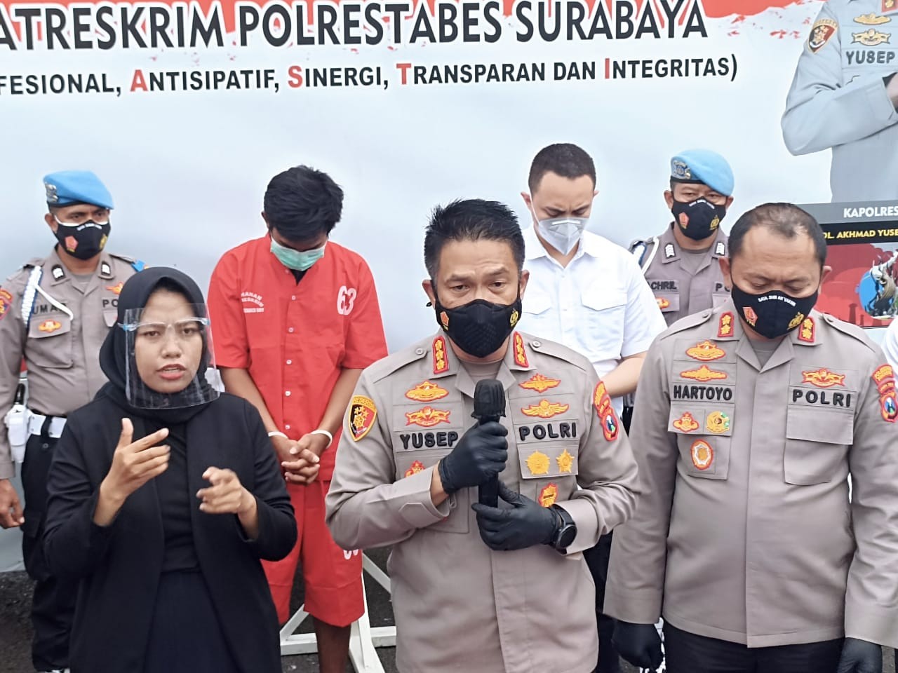 Kapolrestabes Surabaya, Kapolrestabes Surabaya, Kombes Pol Achmad Yusep Gunawan saat menunjukan identitas pelakuk pembunuhan pemilik depo air isi ulang di Manukan. (Foto: Andhi Dwi/Ngopibareng.id)