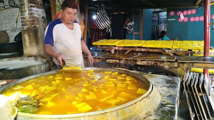 Produksi tahu kuning khas Kediri. (Foto: Dok. Fendhy Plesmana/Ngopibareng.id)