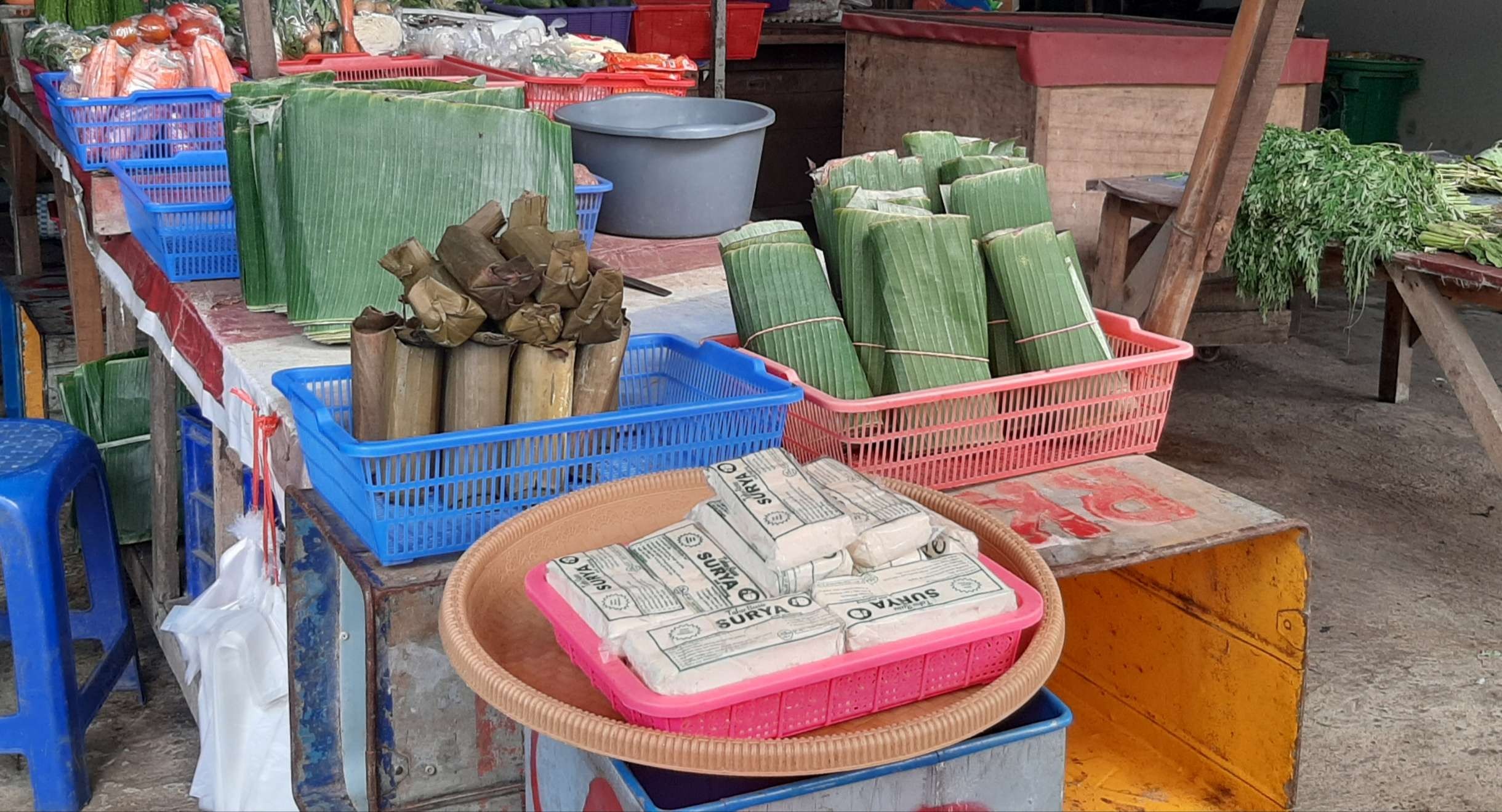 Tempe dan tahu yang sudah langkah di pasaran akibat mogok perajin tempe di Surabaya. (Foto: Pita Sari/Ngopibareng.id)