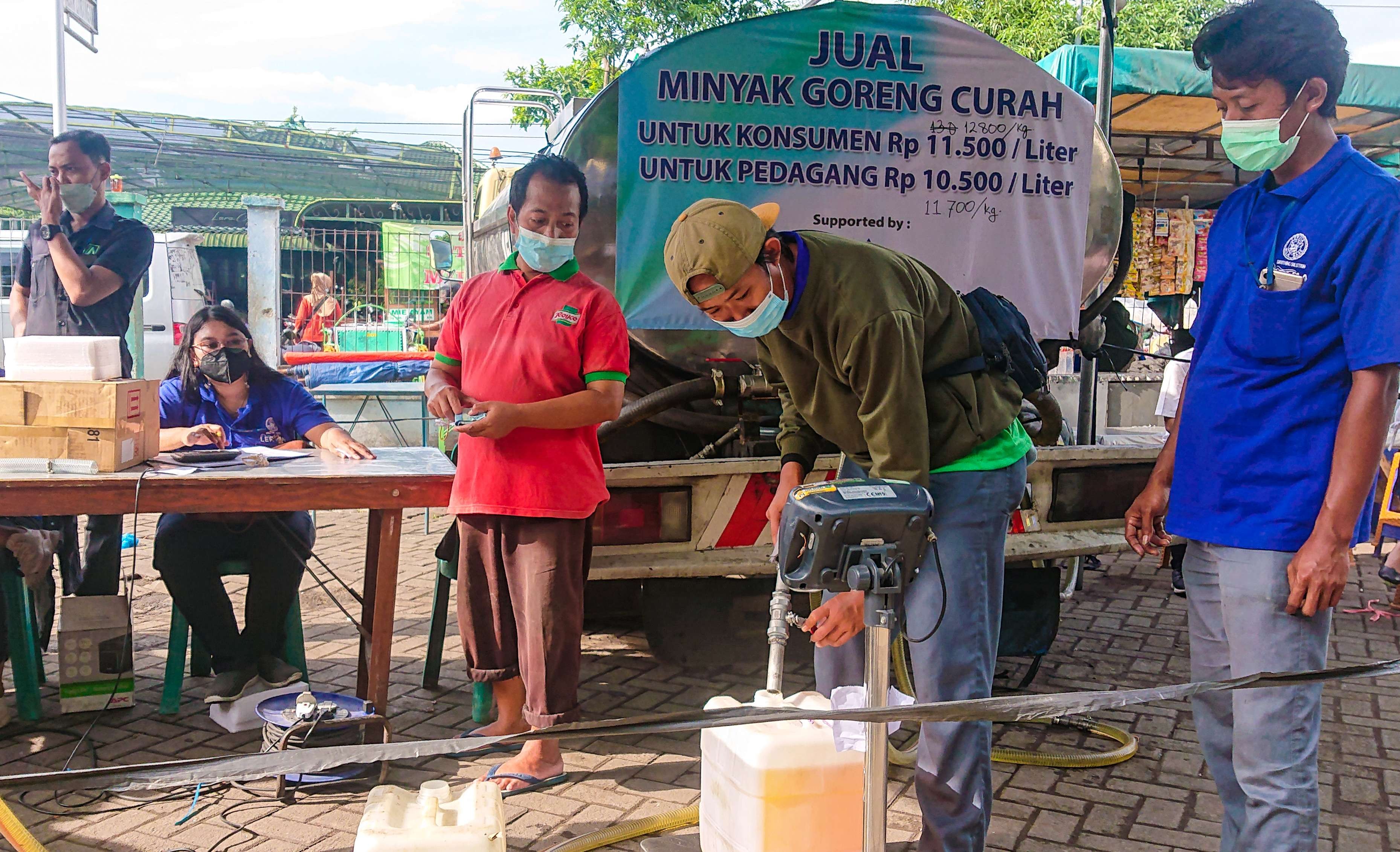 Pasokan minyak goreng curah dari kementerian Perdagangan di Pasar Larangan Sidoarjo, 22 Februari 2022. (Foto: Aini Arifin/Ngopibareng.id)