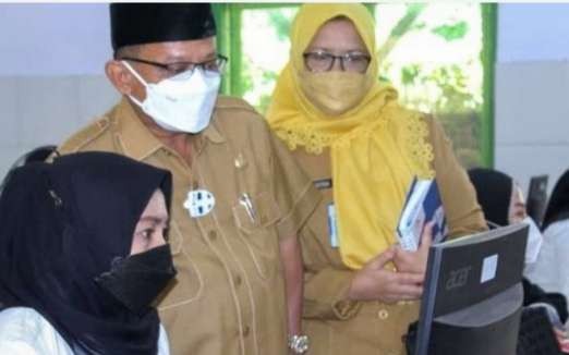 Plt. Kepala Dispendikbud Situbondo, Siti Aisyah bersama Bupati Karna Suswandi. (foto: Guido Saphan/Ngopibareng.id)