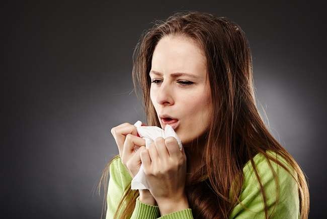 Ilustrasi cara mengeluarkan dahak ketika sedang batuk yang mengganggu ditenggorokan.(foto: istimewa).