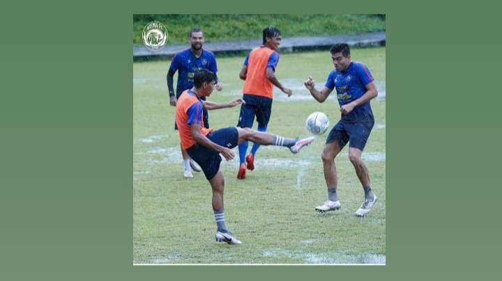 Skuad Arema FC saat menjalani sesi latihan jelang laga kontra Persebaya Surabaya (Instagram: @aremafcofficial)