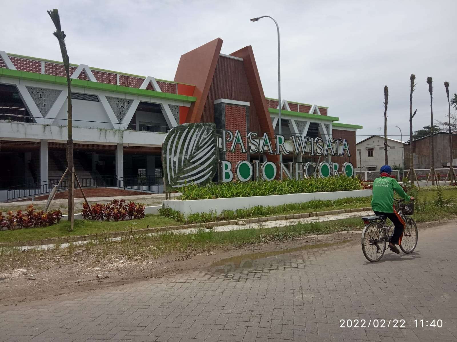 Pasar Pariwisata Bojonegoro diresmikan bupati, pada Jumat 7 Januari 2022. Tapi, lokasi ini belum ditempati pedagang pindahan dari Pasar Besar Kota Bojonegoro.(Foto: Sujatmiko/Ngopibareng.id)