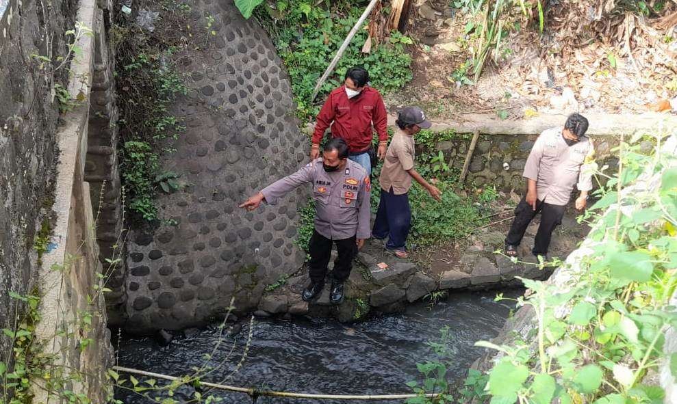 Polisi menunjukkan lokasi korban ditemukan di sungai tak jauh dari tempat tinggalnya (Foto: Istimewa)