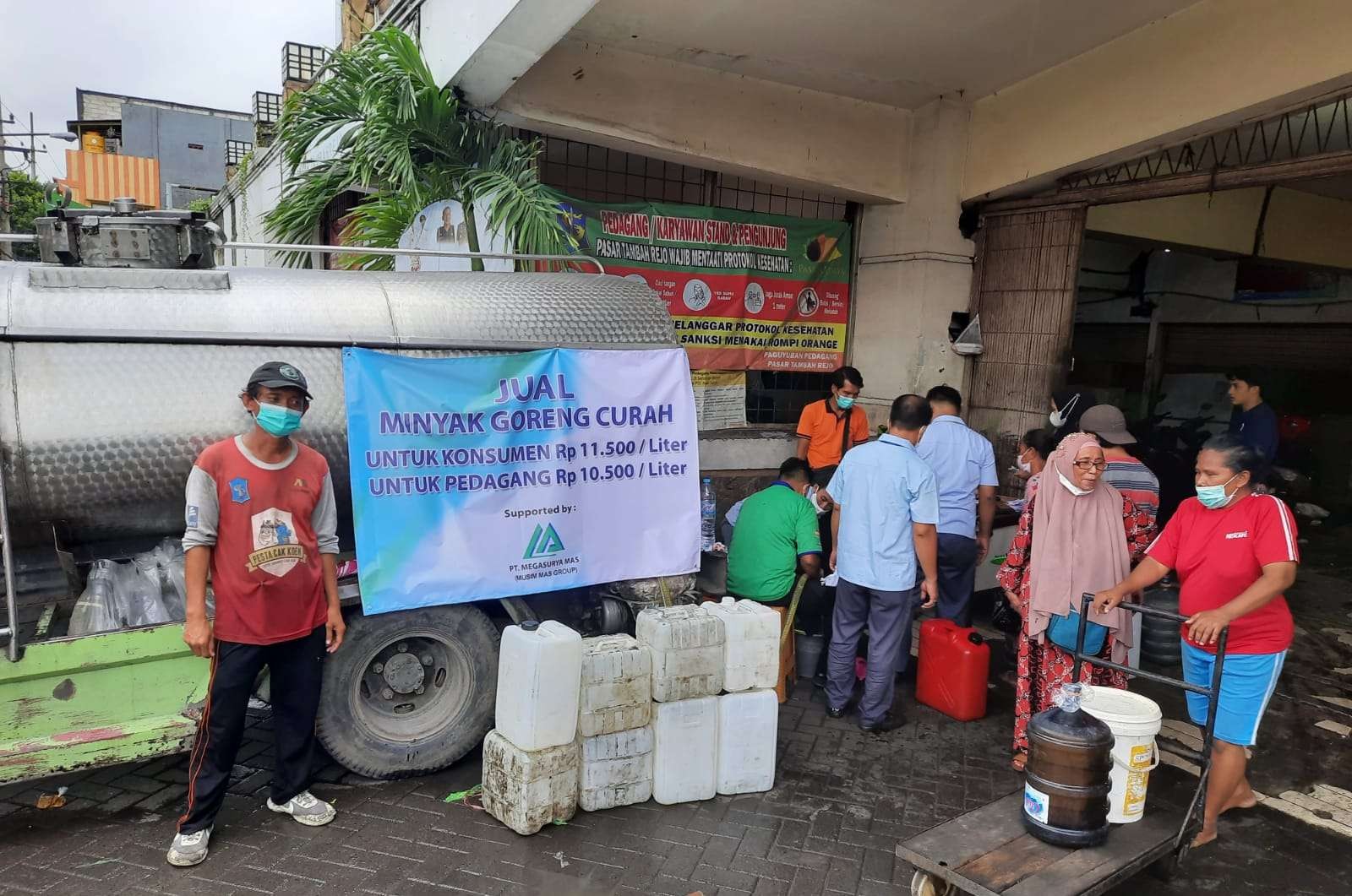 Operasi pasar minysk gpreng curah oleh PT Megasurya Mas ( Musim Mas Grup ) di Surabaya ( foto: istimewa )