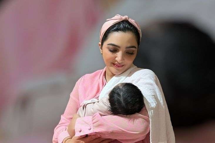 Ashanty menyambut kelahiran cucu perempuan pertamanya, dari Aurel-Atta dengan mengenakan busana serba pink. (Foto: Instagram @ashanty_ash)