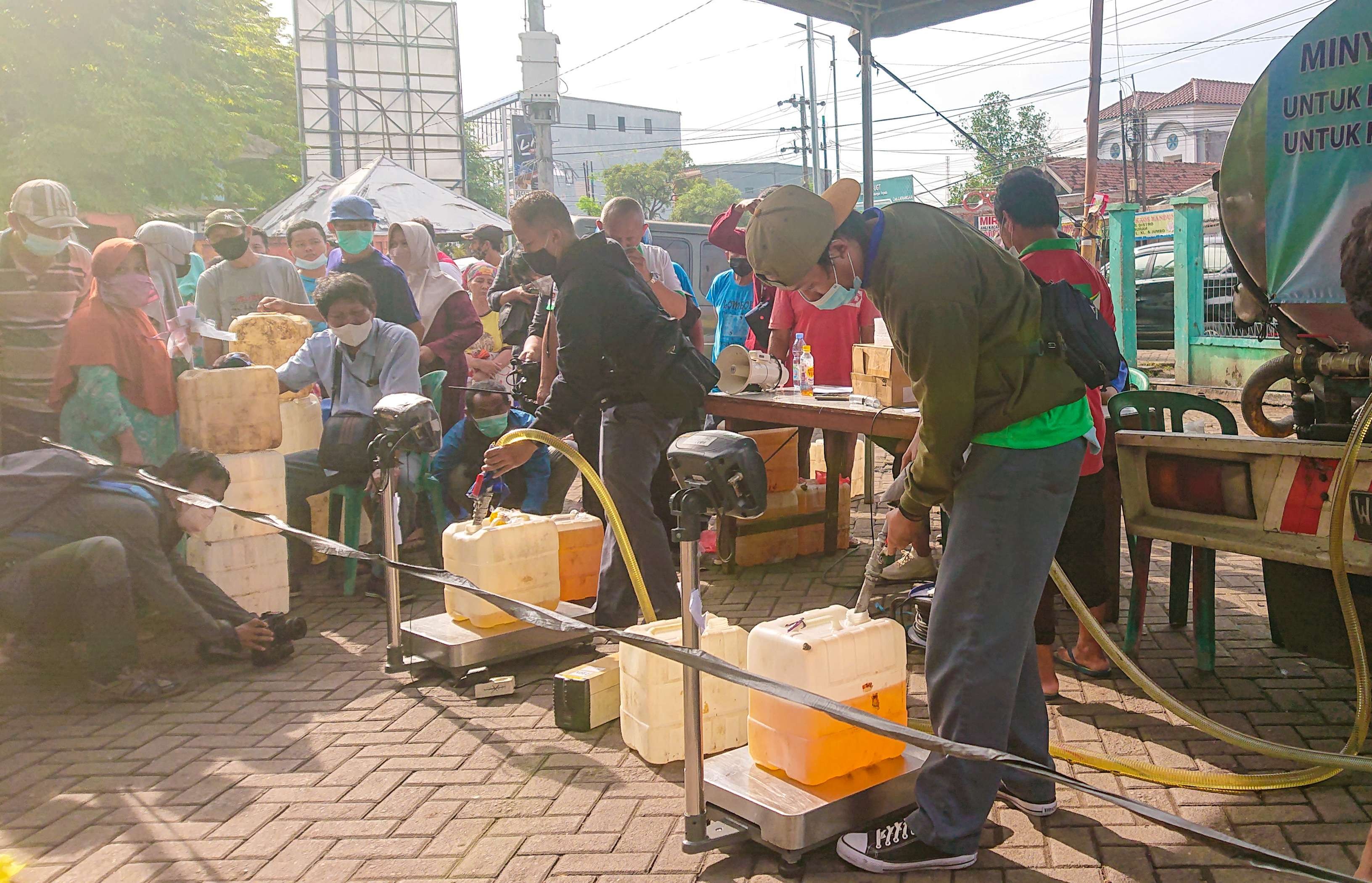 Pedagang pasar Larangan antri pasar minyak murah di pasar Larangan Sidoarjo (foto :Aini/Ngopibareng.id)