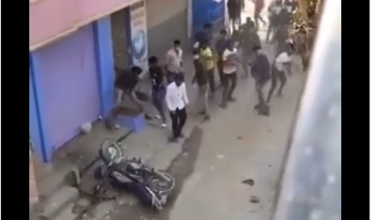 Tangkapan layar warga hindu melempari toko Muslim di Karnatakan India sebagai protes
