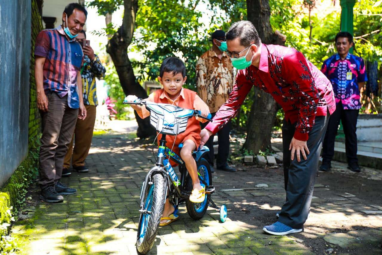 Rizal mencoba sepeda barunya. (Foto: Kominfo Sidoarjo)
