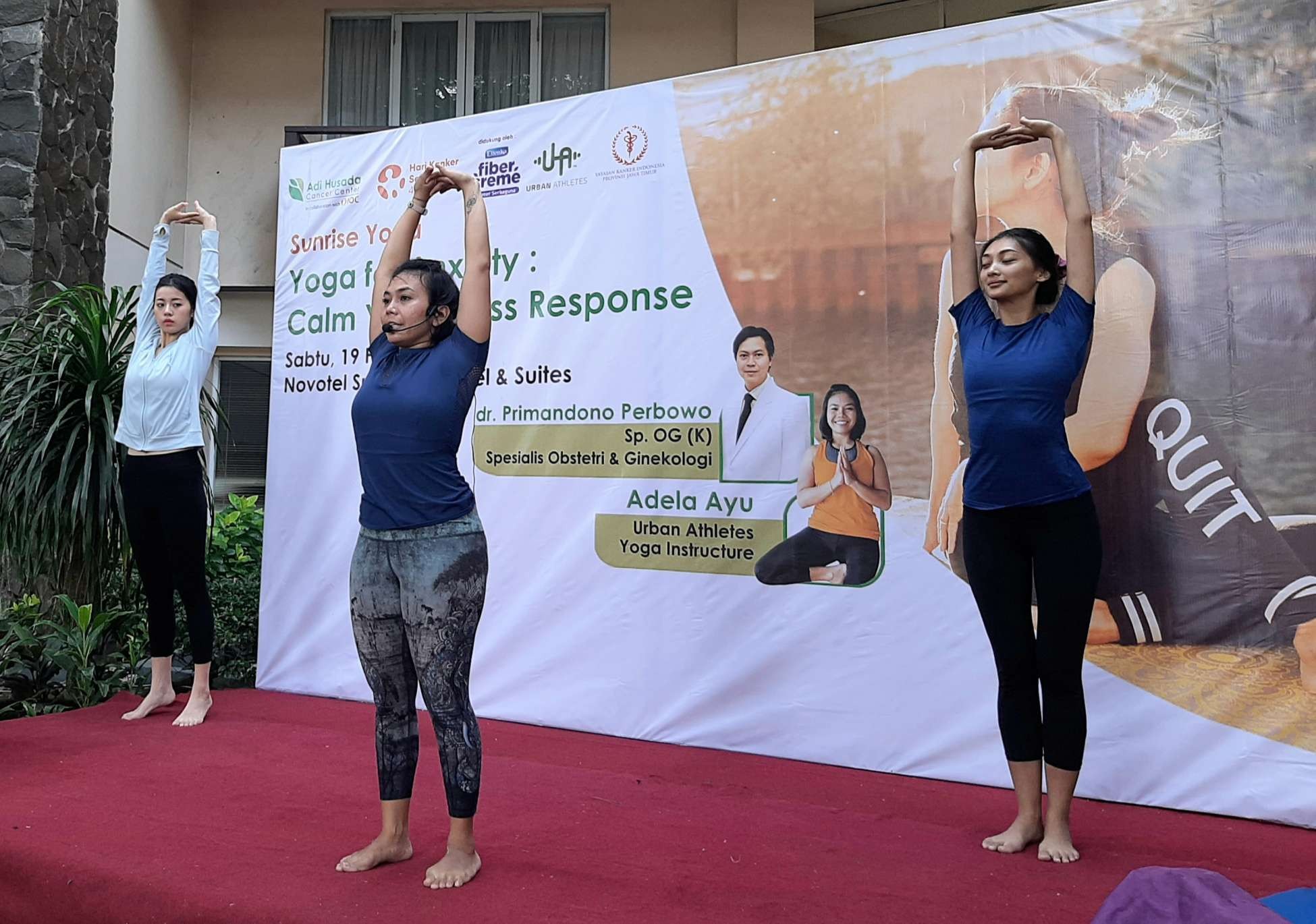 Adela Ayu, instruktur Yoga (tengah) saat mencontohkan posisi badan ketika melakukan Yoga di rumah. (Foto: Pita Sari/Ngopibareng.id)