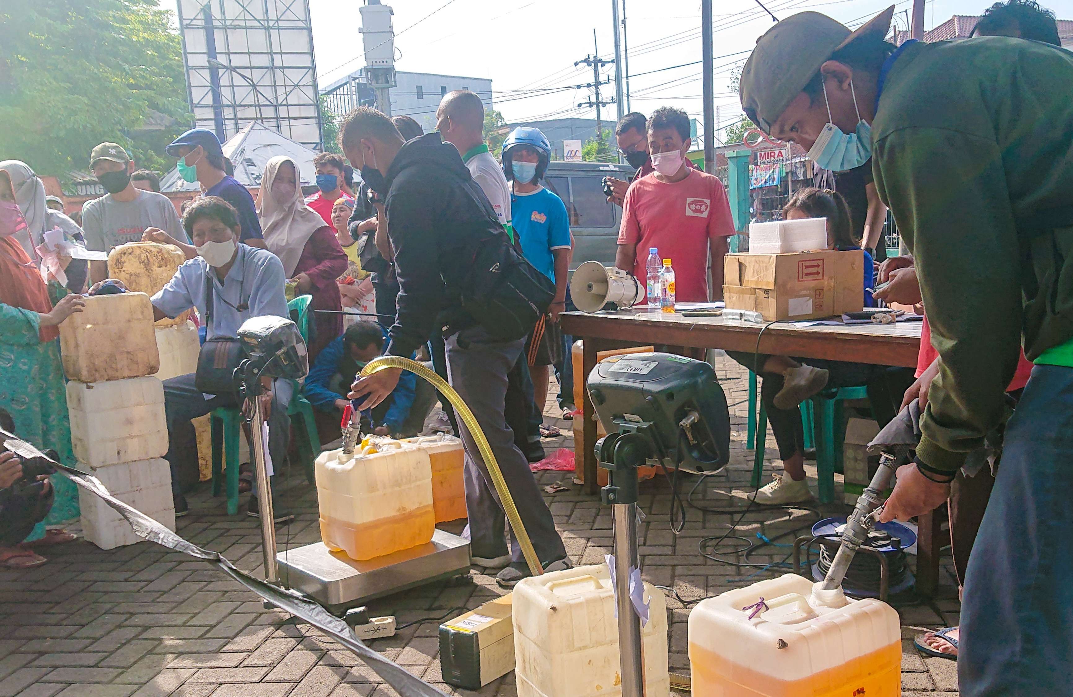 Antrean minyak goreng curah di Pasar Larangan Sidoarjo. (Foto: Aini/Ngopibareng.id)