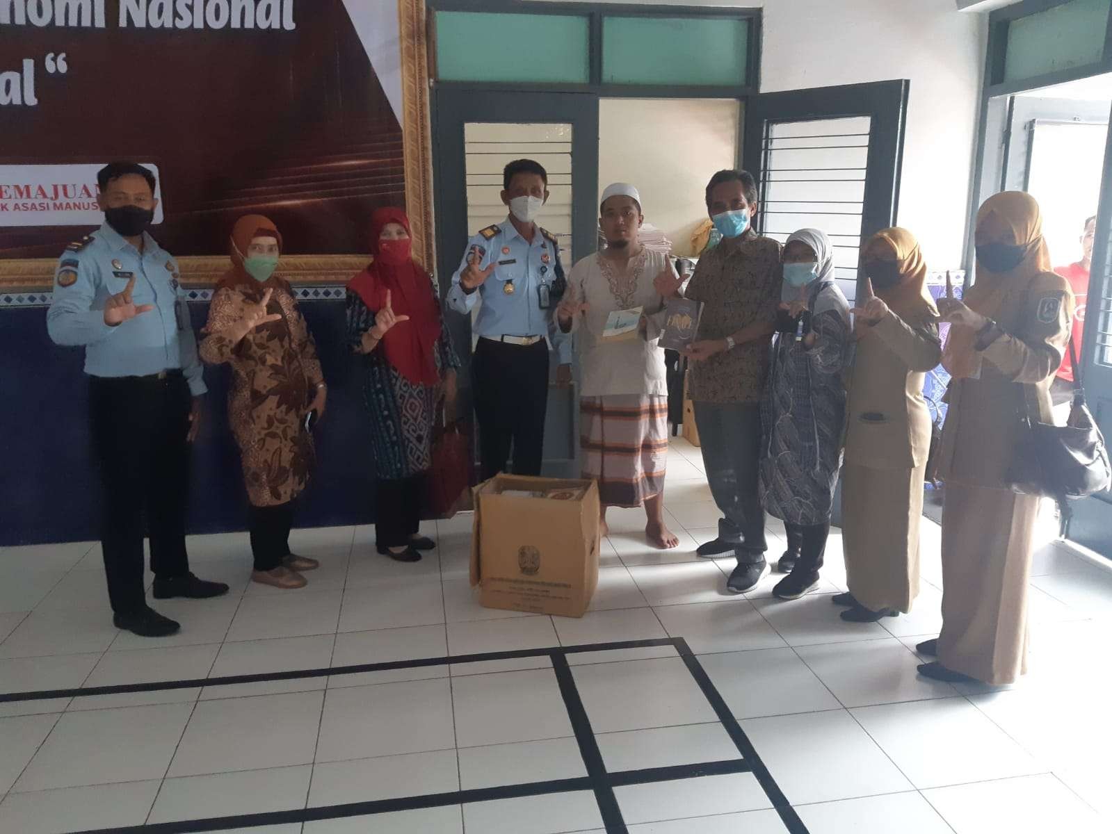 Serah terima layanan pinjam pakai buku Lapas Tuban dengan Dinas Perpustakaan Provinsi Jawa Timur (Dok. Humas Lapas Tuban)