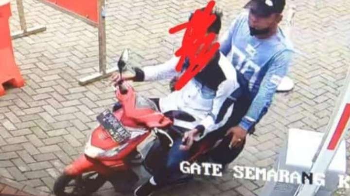 Rekaman CCTV memotret terduga pelaku gendam kepada mahasiswa Universitas Negeri Malang. (Foto: Istimewa)