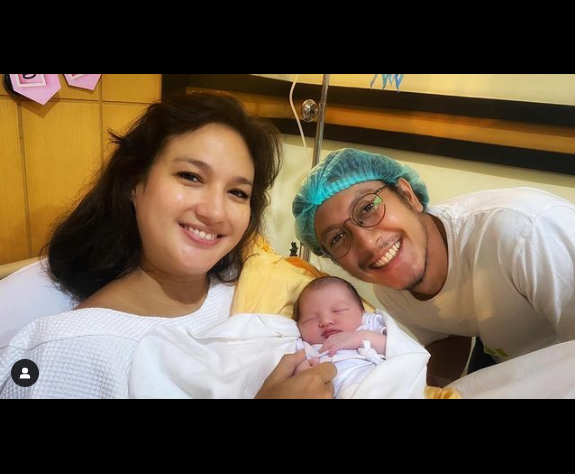 Pasangan Nadine Chandrawinata dan Dimas Anggara menyambut kelahiran putri pertamanya bernama Nadi Djiwa Anggara. (Foto: Instagram)