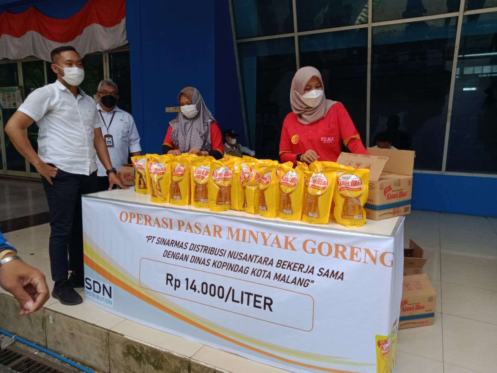 Operasi pasar minyak goreng Rp 14.000 yang digelar oleh Pemerintah Kota (Pemkot) Malang di GOR Ken Arok. (Foto: Lalu Theo/Ngopibareng.id)