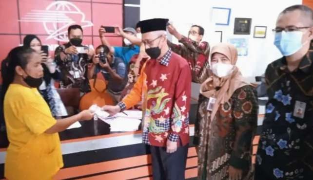 Bupati Salwa Arifin saat menyerahkan bansos program BPNT uang tunai kepada KPM di Kantor Pos Bondowoso. (foto: Guido/ngopibareng.id)
