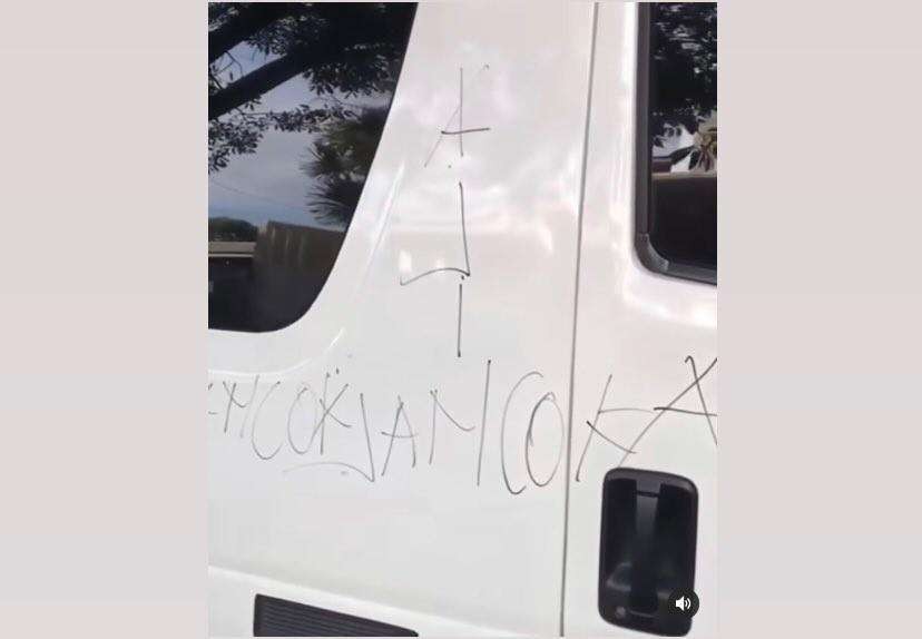 Coretan bertuliskan 'Aji Janc*k' di mobil operasional milik ASIFA. (Foto: Instagram @officialfanspersebaya)