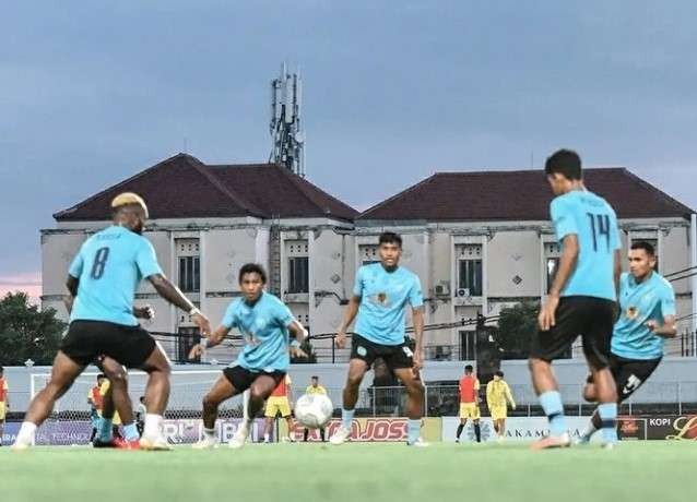 Persela Lamongan berlatih keras untuk hadapi Persib Bandung di Stadion I Wayan Dipta, Gianyar besok malam. (Foto: IG Perselafc)