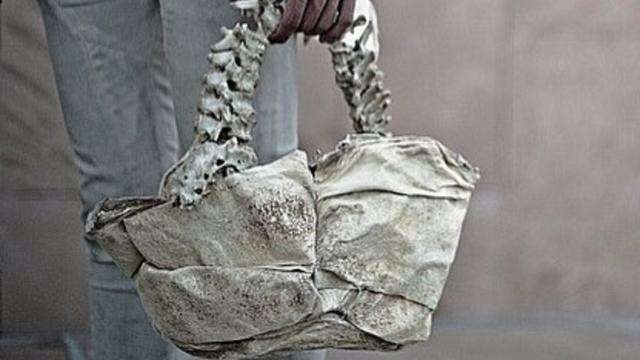 Ilustrasi tas yang terbuat dari tulang manusia asli produk fashion desainer AP. (Foto: Instagram)