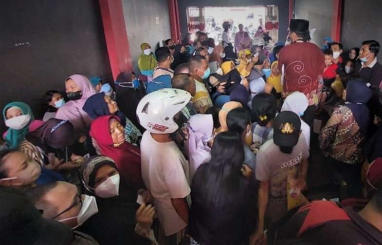 Ratusan warga berjubel membeli minyak goreng subsidi di Pasar Gotong Royong, Kota Probolinggo. (Foto: Ikhsan Mahmudi/Ngopibareng.id)