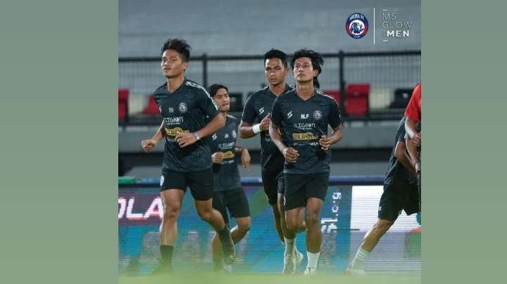 Skuad Arema FC saat menjalani warming up saat laga kontra Persebaya Surabaya. (Foto: Instagram @aremafcofficial)