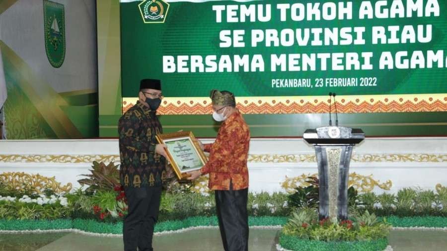 Menteri Agama Yaqut Cholil Qoumas dan Sekretaris FKUB Riau, Rasyidi Hamzah di Pekanbaru (Foto: Kemenag)