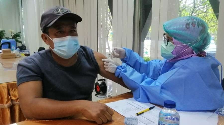Petugas menyuntikan vaksinasi dosis ketiga atau boster di Kantor Kemenag Jalan MH Thamrin Jakarta. (Foto: Kemenag)