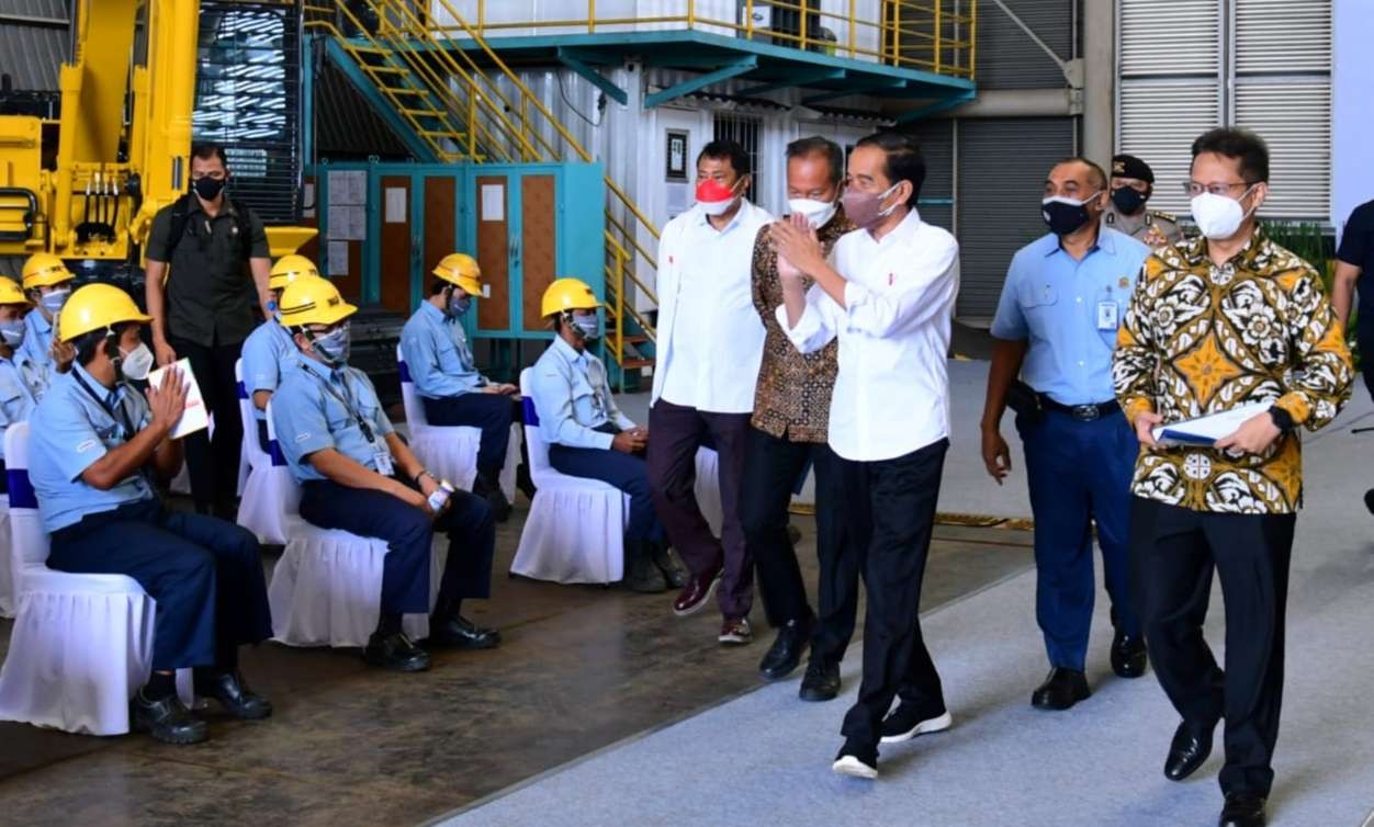 Presiden Jokowi meninjau vaksinasi booster bagi karyawan industri di kawasan Bekasi. (Foto: Setpres)