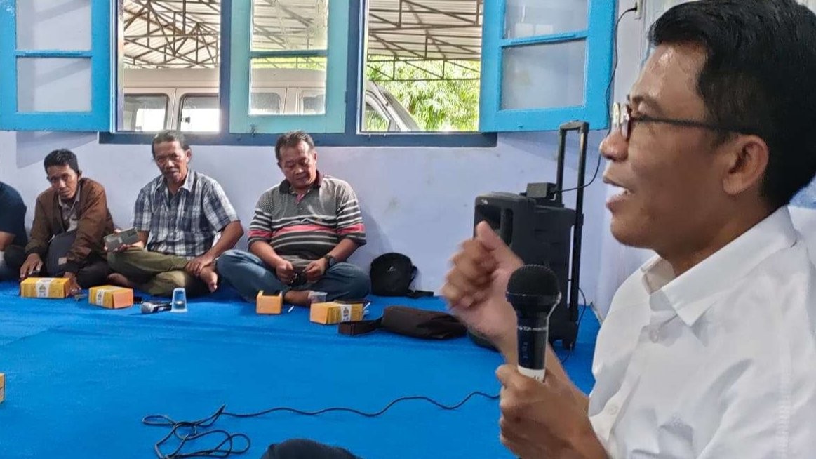 Mukhamad Misbakhun, anggota DPR RI dari Komisi XI saat berdiskusi dengan para wartawan di Probolinggo. (Foto: Ikhsan Mahmudi/Ngopibareng.id)