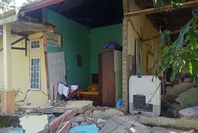 Sebuah rumah warga hancur akibat gempa magnitudo 6,2 di Sumatera Barat. (Foto: Ant)